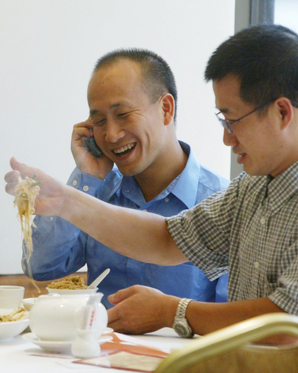 尹三龙出狱第一日与胞兄饮茶，脸上流出欢悦笑容。资料图片