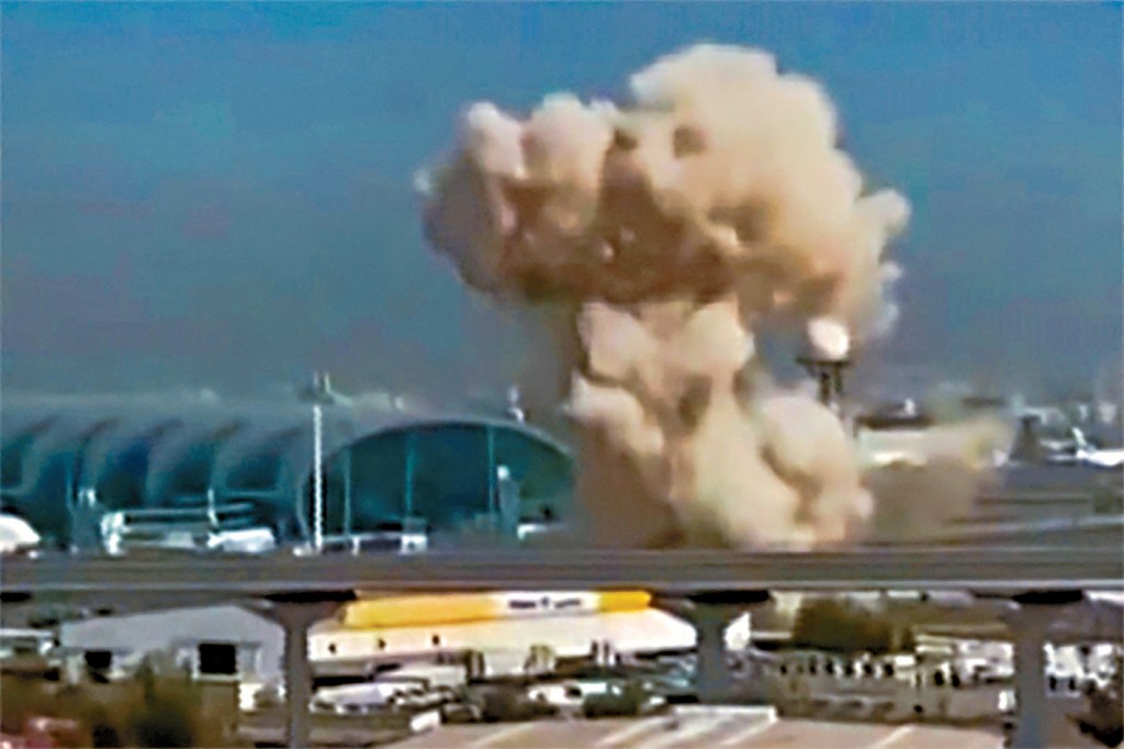 杜拜國際機場附近發生爆炸，冒出濃煙。