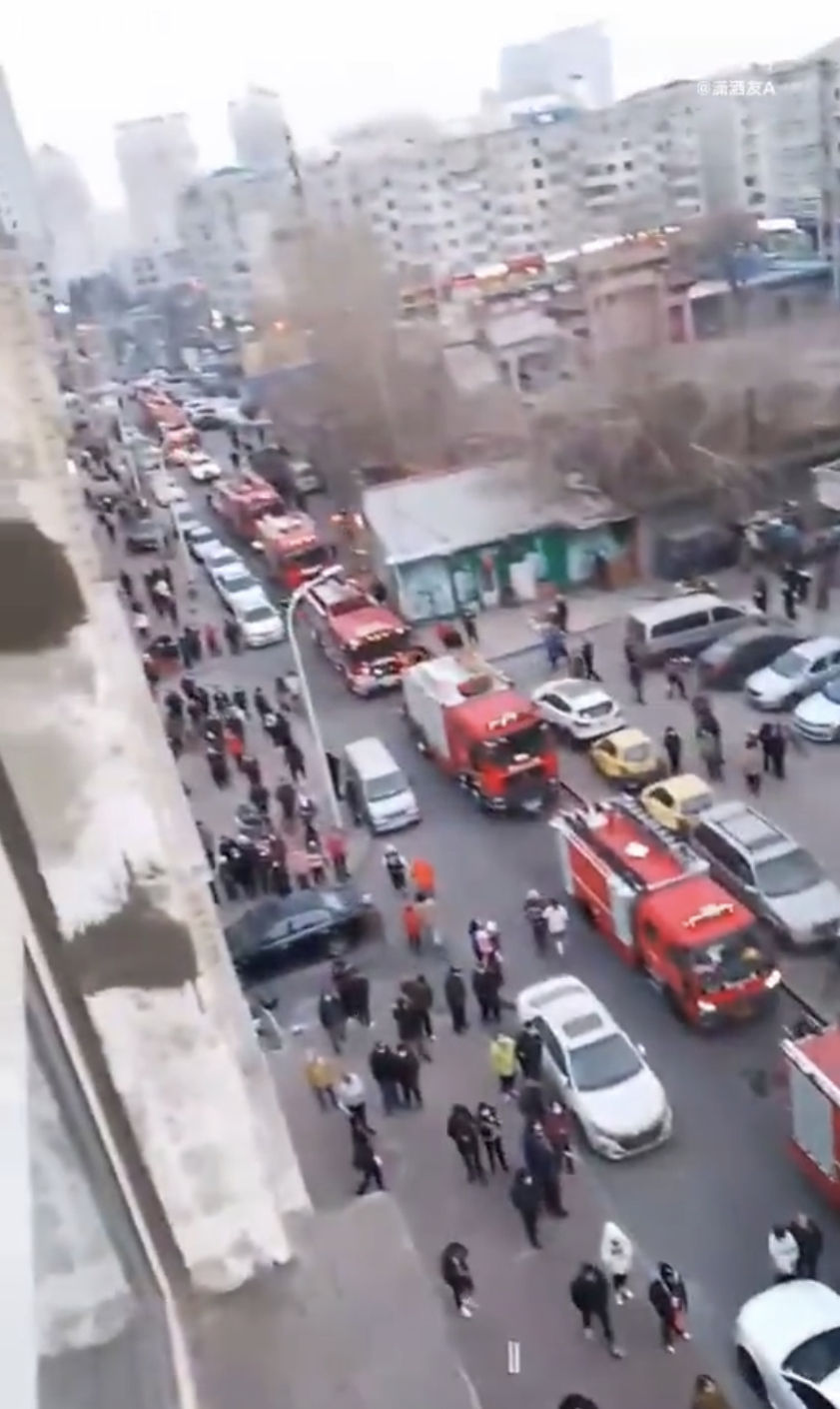 大批消防車趕到現場。 微博截圖