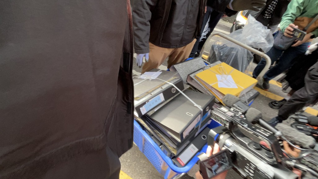 人員檢走大批文件等證物。