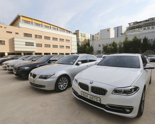 寶馬在韓國銷售的汽車不斷出現起火事故,今年累計已達近40宗。AP