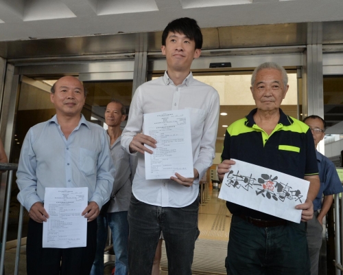 梁頌恆（中）與郭卓堅（右）現身高院。陳浩元攝