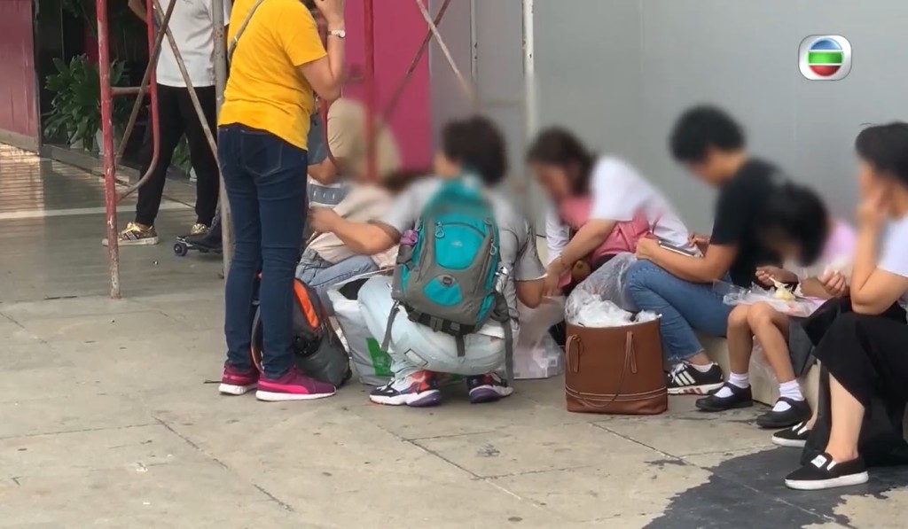 水貨客成功北上闖關後,便會在羅湖火車站對開暗角分發貨物。(無綫電視畫面截圖)