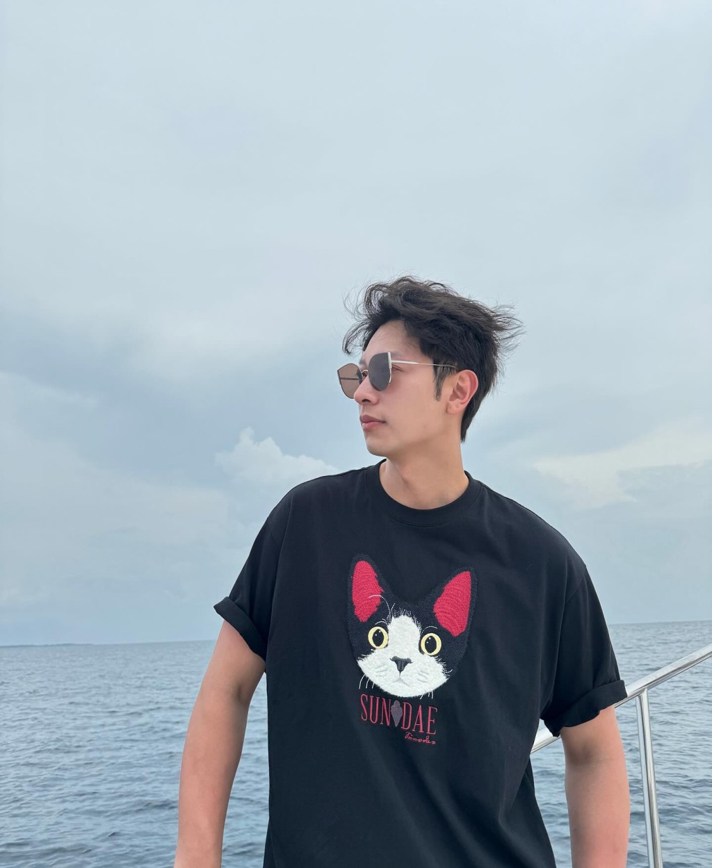 高钧贤日前在IG化身生招牌，穿上一系列印有「猫样」等T恤出镜。