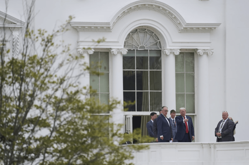 特朗普与众人缓慢移动,频频指手划脚。 特朗普与众人缓慢移动,频频指手划脚。