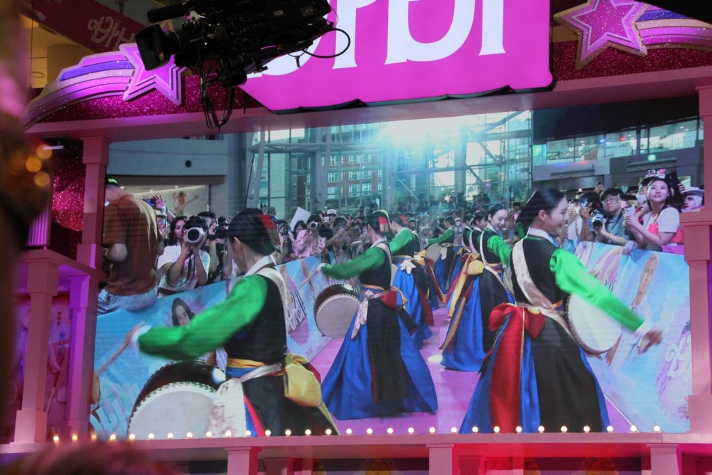 大會安排韓國舞蹈讓瑪歌等人欣賞。