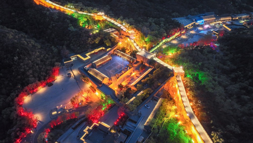 北京八达岭长城正在调整灯光，从4月底起将周末及假日「夜长城」将改为每晚开放。中通社