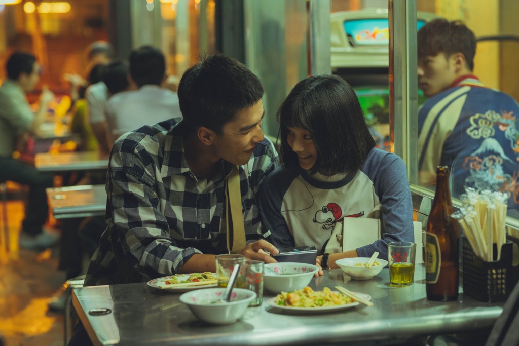 《刻在你心底的名字》描寫一對高中同志男生的初戀故事，他們曖昧的關係因學妹出現而產生變化。