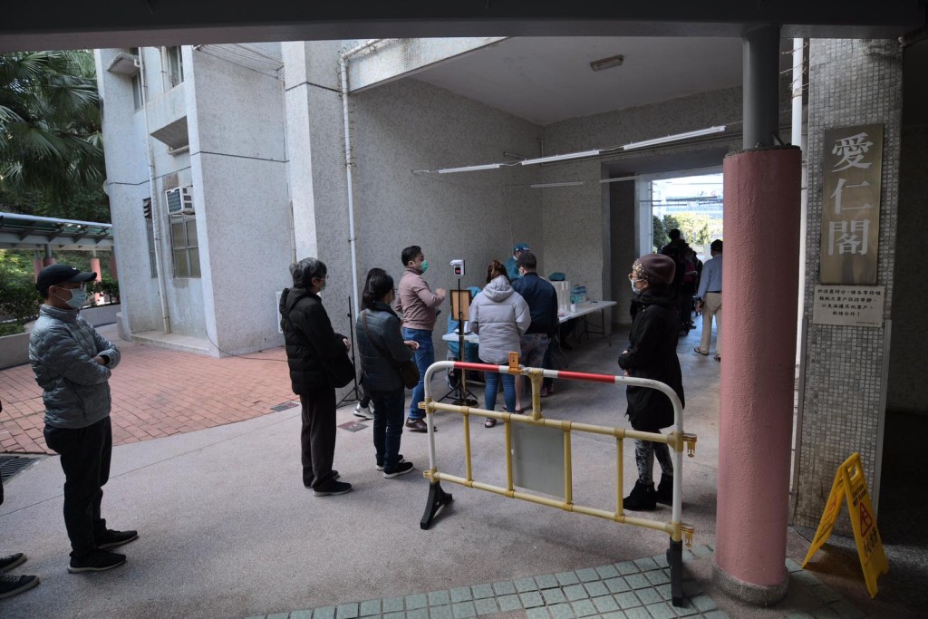 慈愛苑愛仁閣居民排隊檢測。