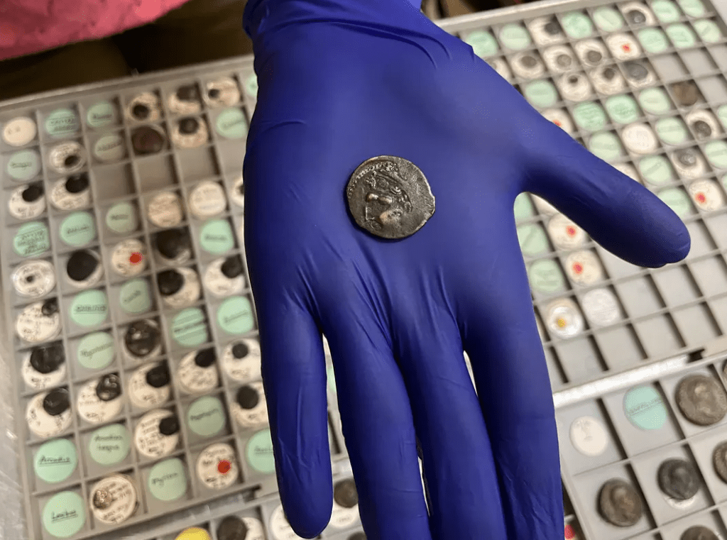 硬币是公元前1世纪所铸造的古物。（Leeds Museums and Galleries）