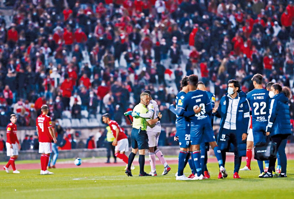 葡萄牙检测出十三宗Omicron病例，均与葡超足球队比兰伦斯的球员和工作人员有关。图为比兰伦斯上周六主场斗宾菲加提早结束。