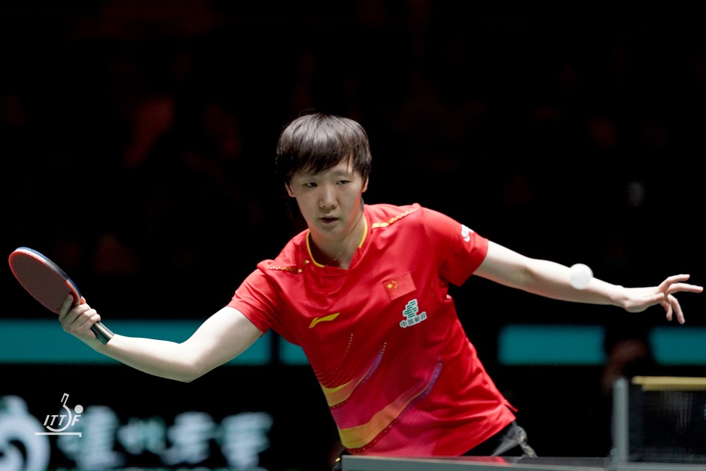 第四盘女双组合王曼昱／蒯曼挺身而出，凭借凌厉攻势与默契配合，直落三局（11：6、11：7、11：7）击败瑞典的BERGSTROM／BERGAND组合。ITTF图片