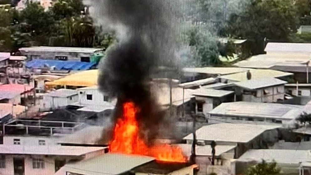 元朗大旗嶺村屋起火傳爆炸聲 黑煙席捲半空 消防救出3雀