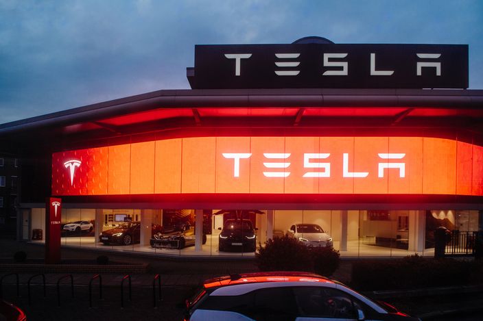 分析警告，过去几个月Tesla表现异常疲软，恐出现抛售潮，吁短期内应该避免买入。
