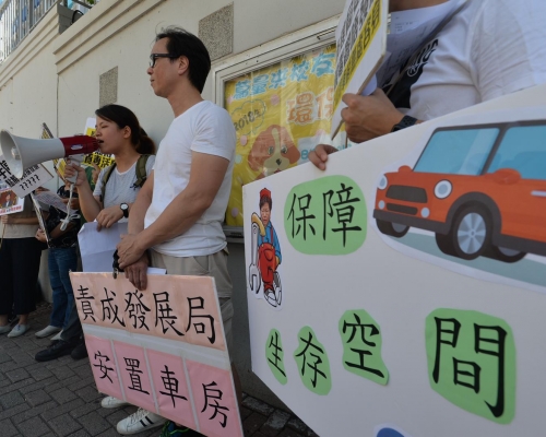 請願人士要求安排受影響的車房在市區重新開業。