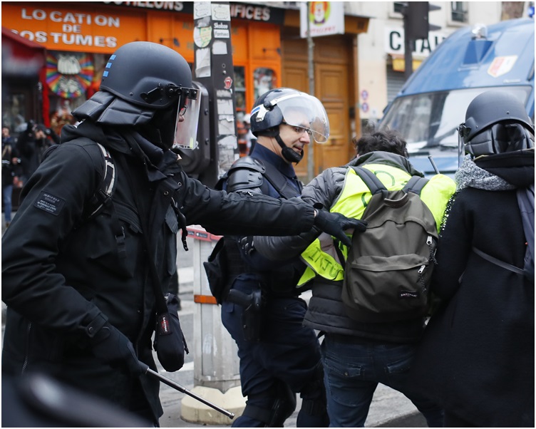 示威者再度與防暴警察爆發衝突。AP