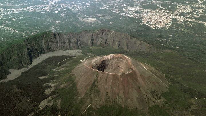 一名美國遊客在意大利維蘇威火山自拍時失足墮進人山口幸而獲救。iStock資料圖片