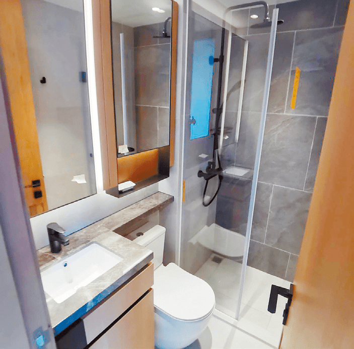 浴室有玻璃屏分隔出淋浴間及洗手間， 達到乾濕分離效果。