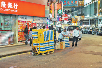 ■加拿分道、碧仙桃路和麼地道一帶已變成非裔水客的物流中心。