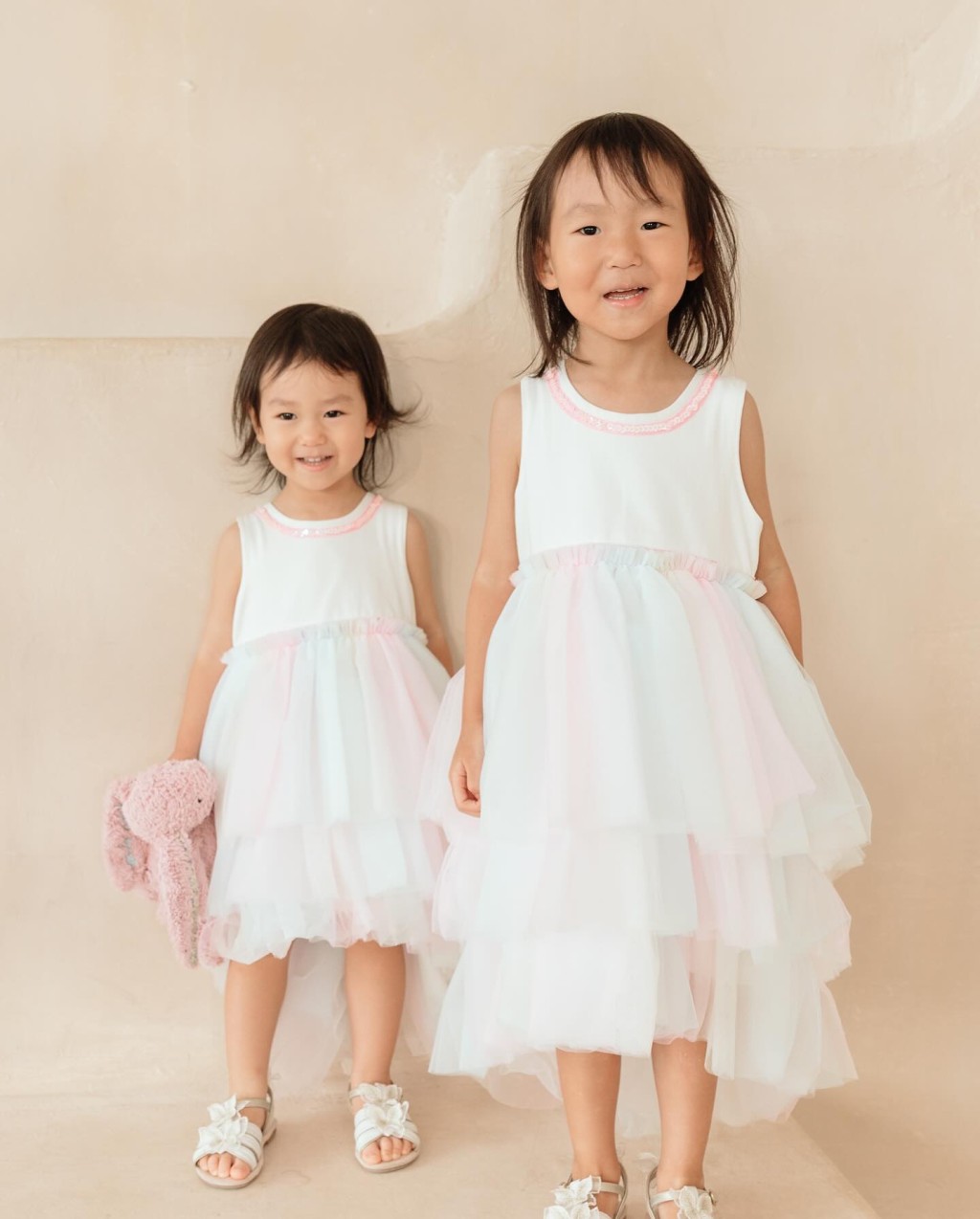 李雪莹的两个囡囡穿上姊妹装。