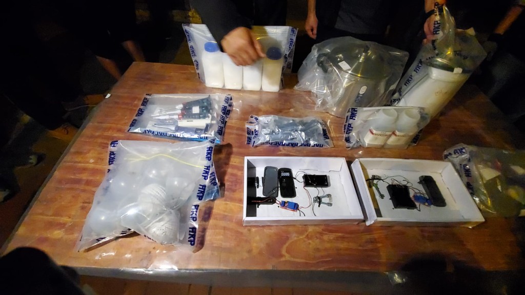 警方搜出的炸藥、裝置及化學品。