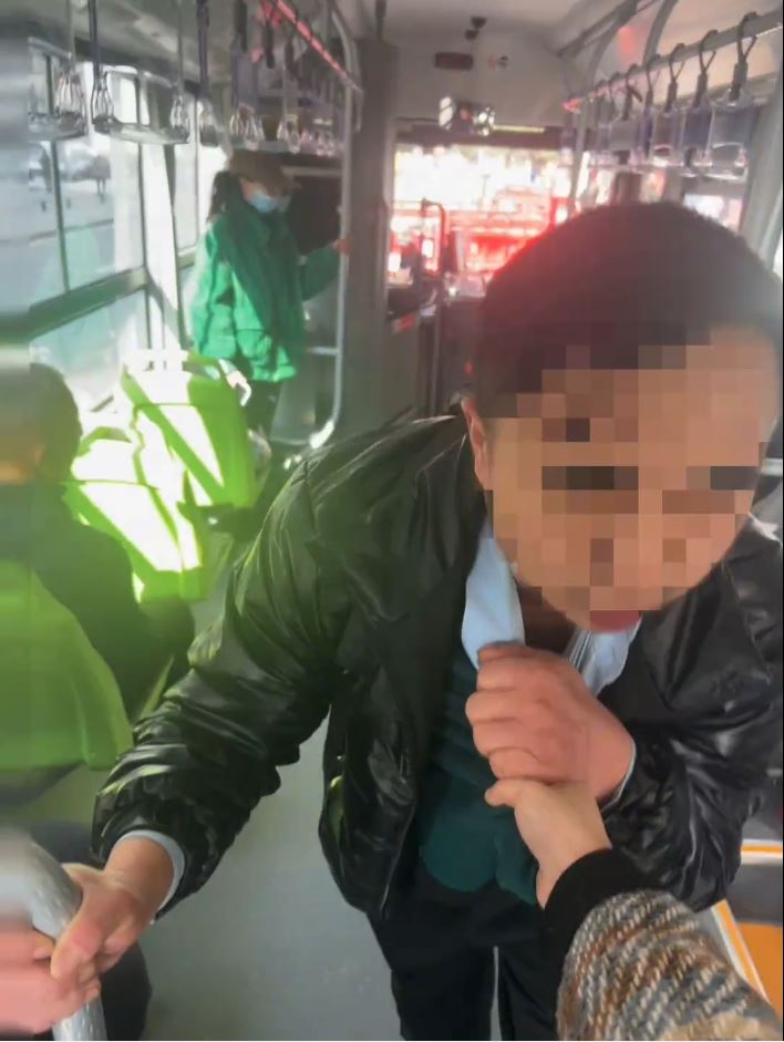 「土豆卷」拍片捉拿在巴士非禮她的賤男。抖音@土豆卷