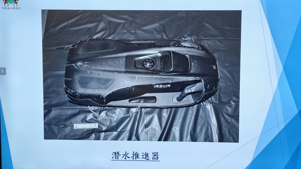 警方在車上及岸邊檢獲一批潛水裝備,包括氧氣樽、潛水衣、蛙鞋及水下推進器等。黃文威攝 警方在車上及岸邊檢獲一批潛水裝備,包括氧氣樽、潛水衣、蛙鞋及水下推進器等。黃文威攝