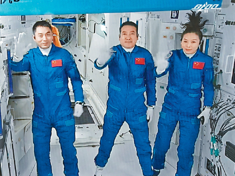 左起:葉光富、翟志剛、王亞平。資料圖片