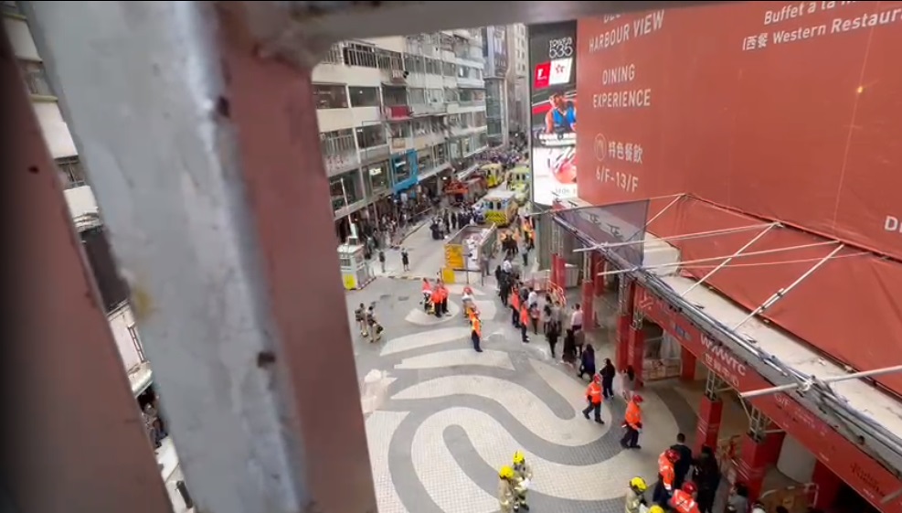 市民在平台等候救援，消防員用雲梯接載離開。片段截圖