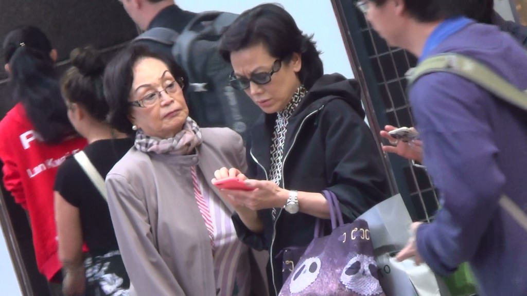 据悉张艾嘉（右）的妈妈魏淑娟（左）是60年代的社交名媛。