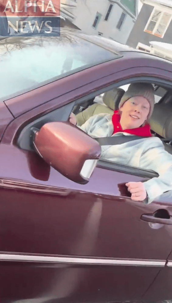 古德表現冷靜並對羅斯說:「沒關係,老兄,我沒生你的氣。」 古德表現冷靜並對羅斯說:「沒關係,老兄,我沒生你的氣。」