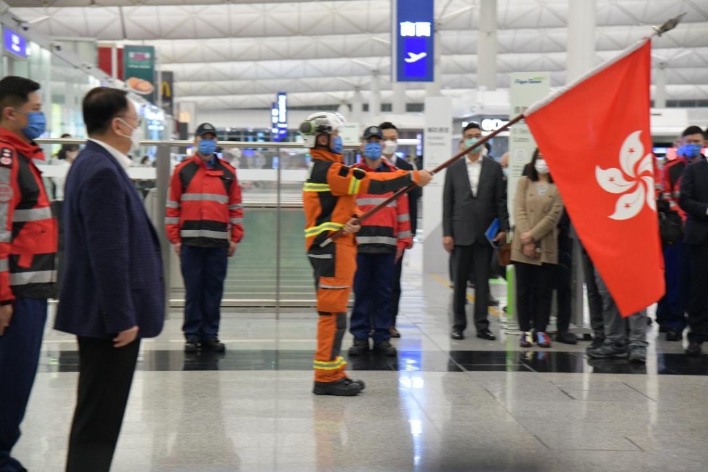 陳國基在機場進行授旗儀式，他感謝搜救隊前往救人，希望他們會帶來好消息，期盼他們凱旋歸來。