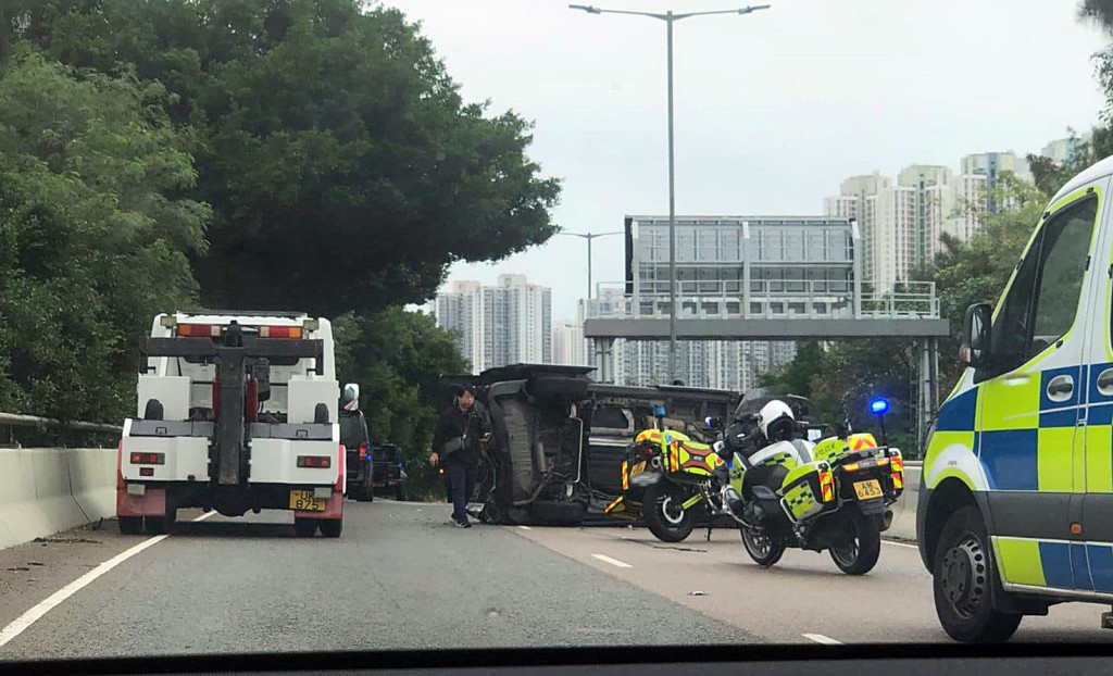 私家車翻側路中。 fb：車cam L（香港群組）