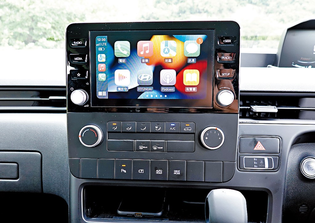 支援Apple CarPlay介面，並可以利用內置語音操控。