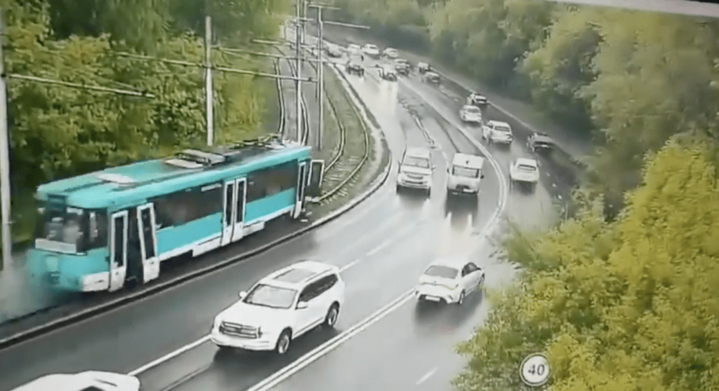 列車高速駛過一個彎道，車門被撕開，乘客從車廂內拋出。