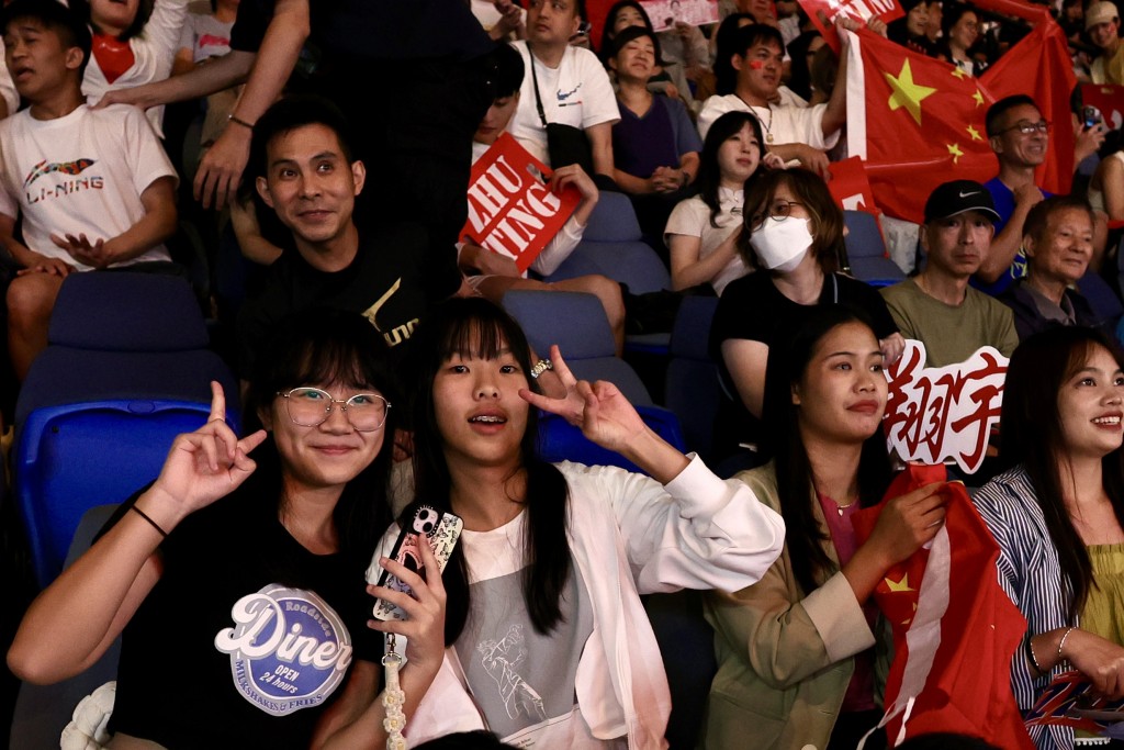  世界女排聯賽香港站，球迷看得如癡如醉。 劉駿軒攝