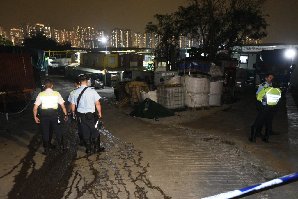 警方用帐篷遮盖遗体。