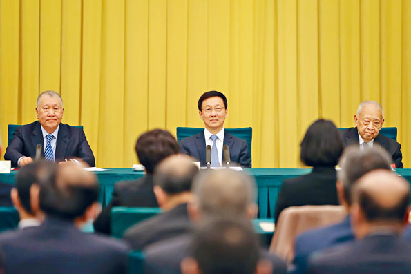 ■韩正（中）与全国政协副主席董建华（右）、何厚铧（左）出席会议。