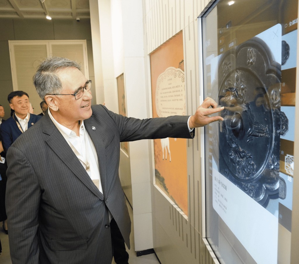 嘉賓參觀「騰躍古今──馬文化數字藝術展」。 嘉賓參觀「騰躍古今──馬文化數字藝術展」。