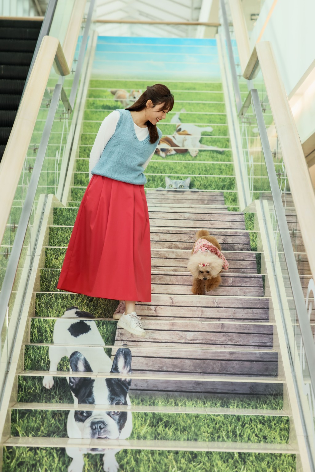 山頂廣場食玩買攻略｜藝術階梯：與愛寵齊齊以「小跳步」方式開心放電，「藝」遊出走。