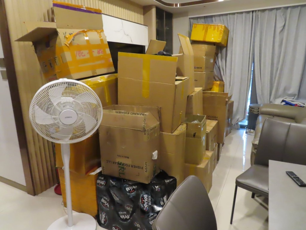 涉事的荃灣私煙倉。海關提供 涉事的荃灣私煙倉。海關提供