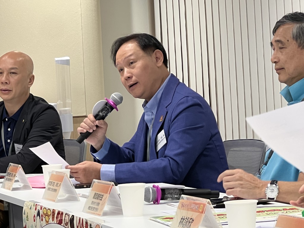 香港八和會館理事會主席龍貫天(中)表示,粵劇是香港的瑰寶,如何有效承傳是很重要的課題。郭詠欣攝 香港八和會館理事會主席龍貫天(中)表示,粵劇是香港的瑰寶,如何有效承傳是很重要的課題。郭詠欣攝