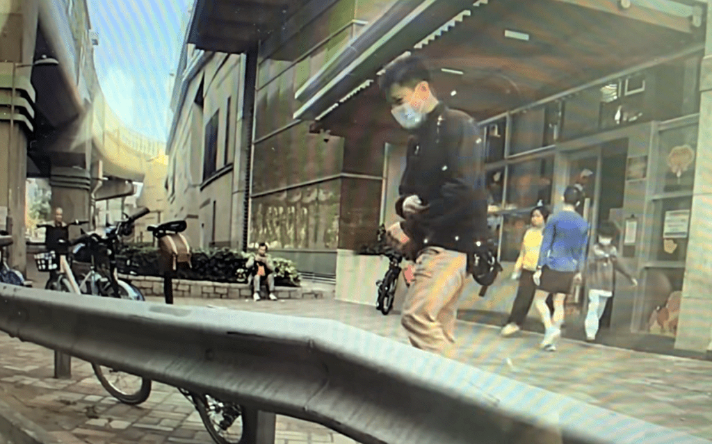 口罩賊行近一輛單車。網圖