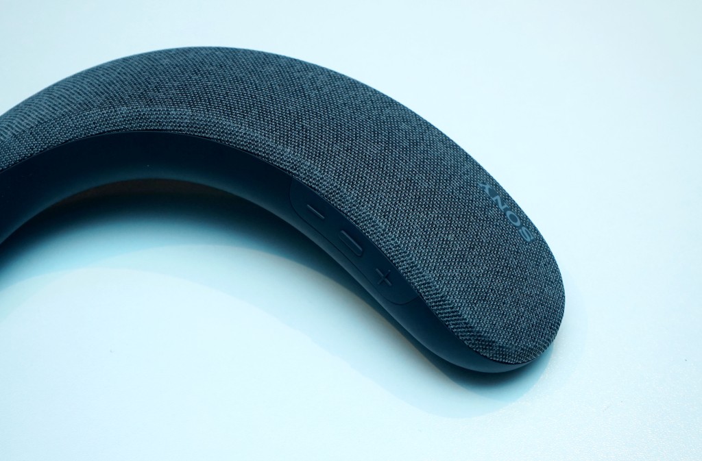 喇叭兩側設有音量、靜音等操作按鍵。