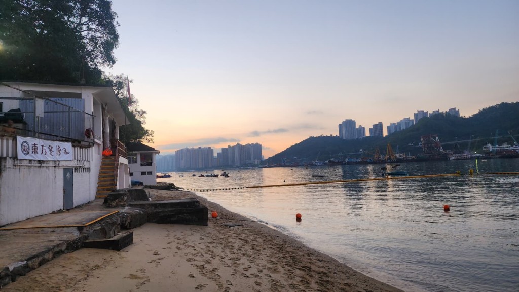 荃灣近水灣9旬婦游早水遇溺 消防救起 昏迷送院搶救後不治。黎志偉攝