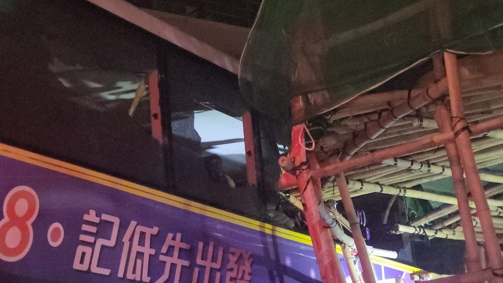 城巴上層4塊車窗遭竹枝插穿,幸未有造成乘客受傷。黎志偉攝 城巴上層4塊車窗遭竹枝插穿,幸未有造成乘客受傷。黎志偉攝