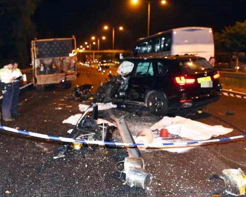 警方以白布遮盖工人遗体。