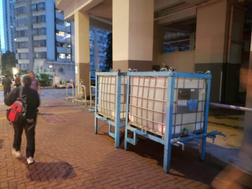 水務署在現場設置16個水箱，同時已增派兩架水車到達受影響大廈附近，以方便相關居民及商戶取用臨時食水。fb「滴惜仔」圖片