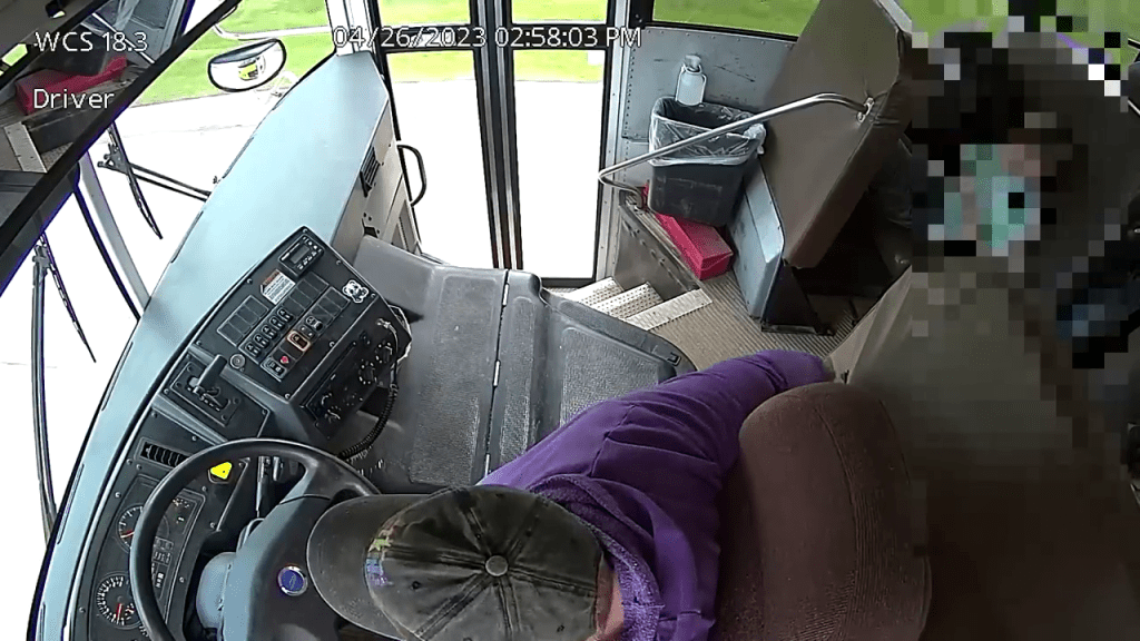 身穿紫色衫戴鸭舌帽的校巴司机，驾车途中曾向后伸手，疑似找药物。