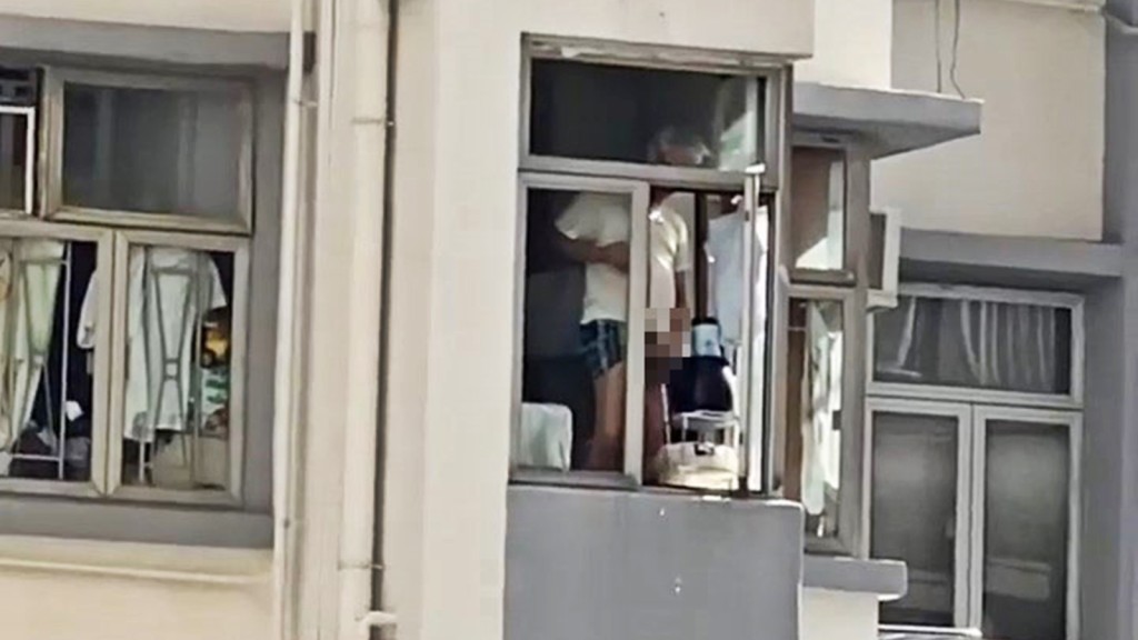 早前网上流传一段影片，当中显示一名白发男子站在窗台向外小便。影片截图